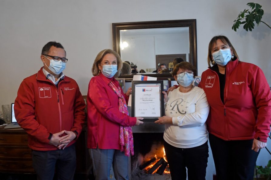 Primera Dama visita adulta mayor que obtuvo su 4to medio en programa “Cumpliendo por un Sueño” de Prodemu y Compromiso País