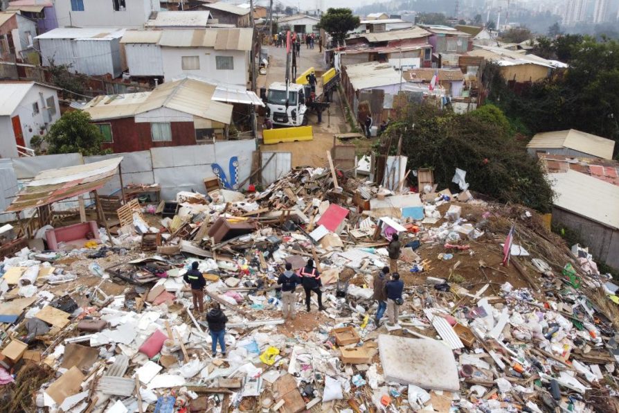 Cierran dos vertederos ilegales y una escombrera en el cerro San Roque de Valparaíso