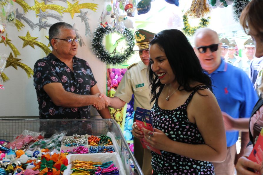 <strong>Autoridades fiscalizan feria navideña y entregan recomendaciones de seguridad para las fiestas</strong>