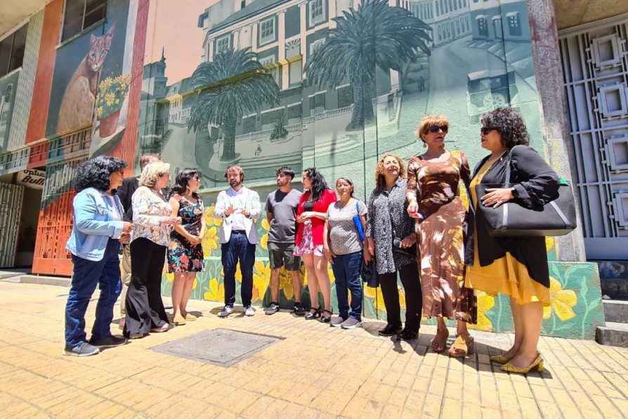 <strong>Inauguran colorido mural porteño en edificio patrimonial de más de 70 años</strong>