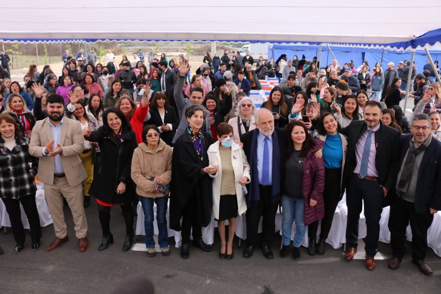 Ministro Montes encabeza inauguración de viviendas que beneficiarán a 80 familias en La Calera