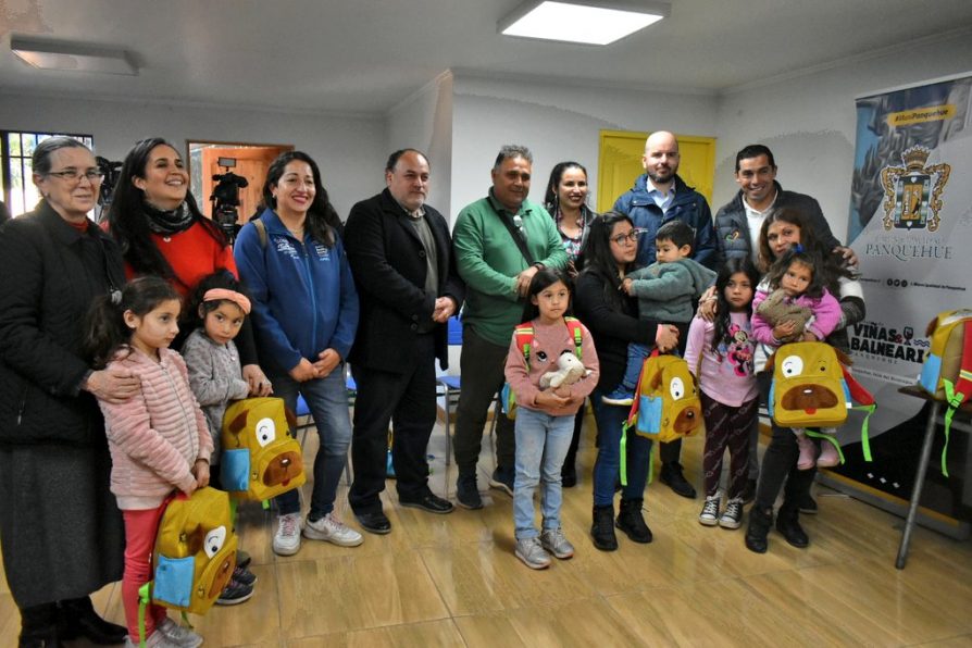 En Panquehue autoridades comparten con familias afectadas por sistema frontal y entregan Kit de emergencias a niños y niñas