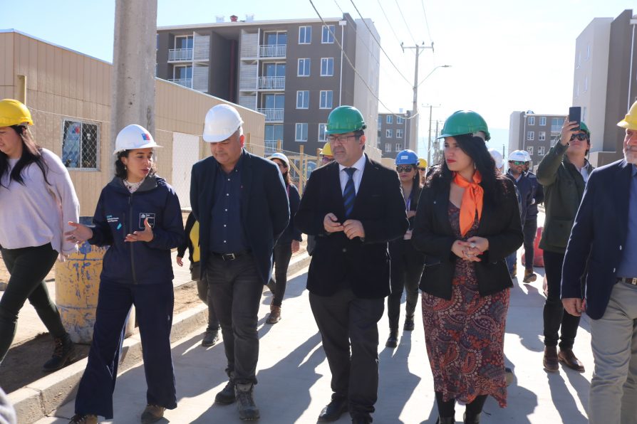 Autoridades inspeccionan la construcción de 600 departamentos para familias de Limache