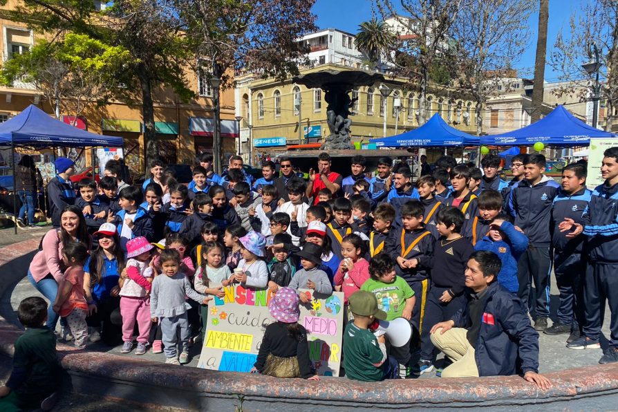 Incentivan a recuperar espacios de la Plaza Echaurren y sus alrededores mediante manifestaciones escolares y un Gobierno en Terreno