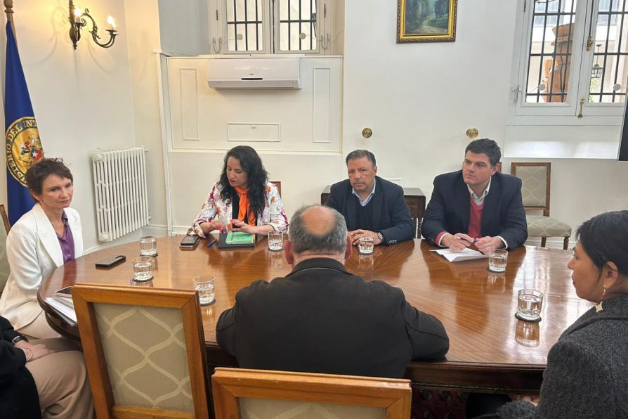 Ministra del Interior, Subsecretaria de Desarrollo Regional y Delegada Presidencial de Valparaíso recibieron en la Moneda a gobernador y alcaldes para facilitar diálogo sobre presupuesto 2024