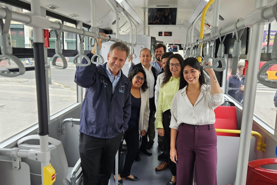 Ministro de Transporte y Telecomunicaciones firma cronograma para la llegada de buses eléctricos a Valparaíso