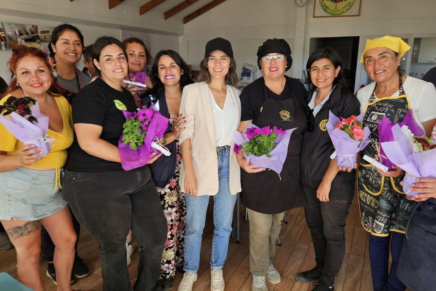 Incendios Forestales: Ministra enlace de Valparaíso se reúne con mujeres representantes de tres ollas comunes en Quilpué