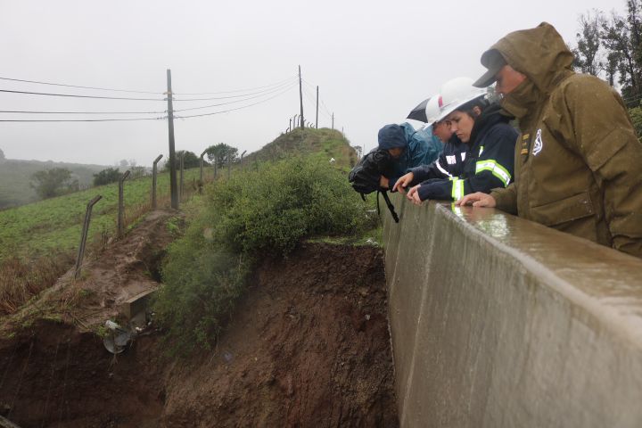 Autoridades monitorean en terreno avance del sistema frontal en la región de Valparaíso