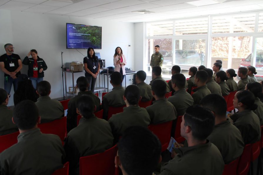 Delegación Presidencial y CONAF capacitaron en prevención de incendios forestales a 190 carabineras y carabineros en formación