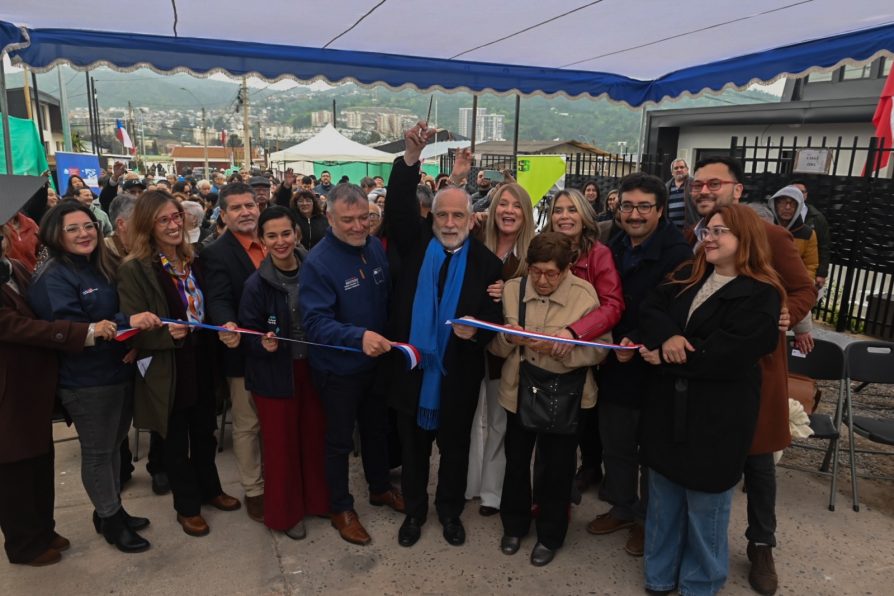 Ministro Montes entrega nuevas viviendas de la reconstrucción a familias de Quilpué