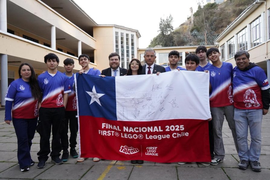 Autoridades despiden a estudiantes de Robótica que representarán a Chile en competencia internacional en Corea