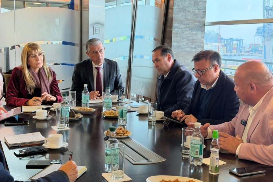 Ministra Rincón encabezó encuentro con alcaldes por la transición energética en la Región de Valparaíso