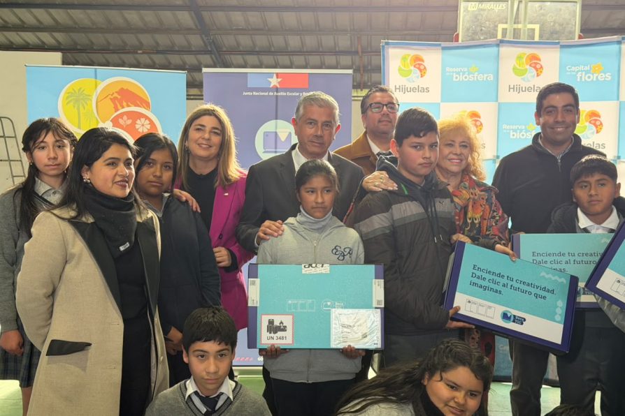 Autoridades inician entrega regional de más de 8 mil computadores para estudiantes de la región de Valparaíso