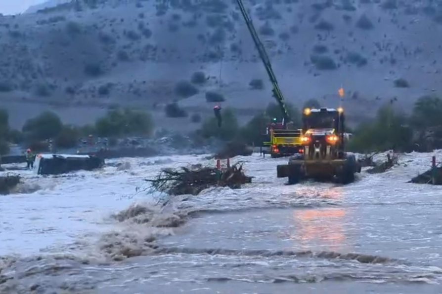 Equipos de emergencia rescatan persona que quedó atrapada en Río Petorca